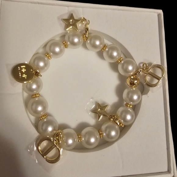 NWT Rare Beautiful Dior Beauty Faux Pearl Charm Bracelet! - Picture 3 of 3